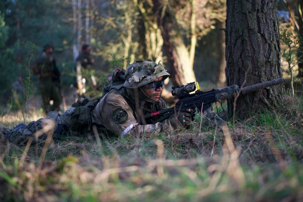 Jugador de airsoft en acción